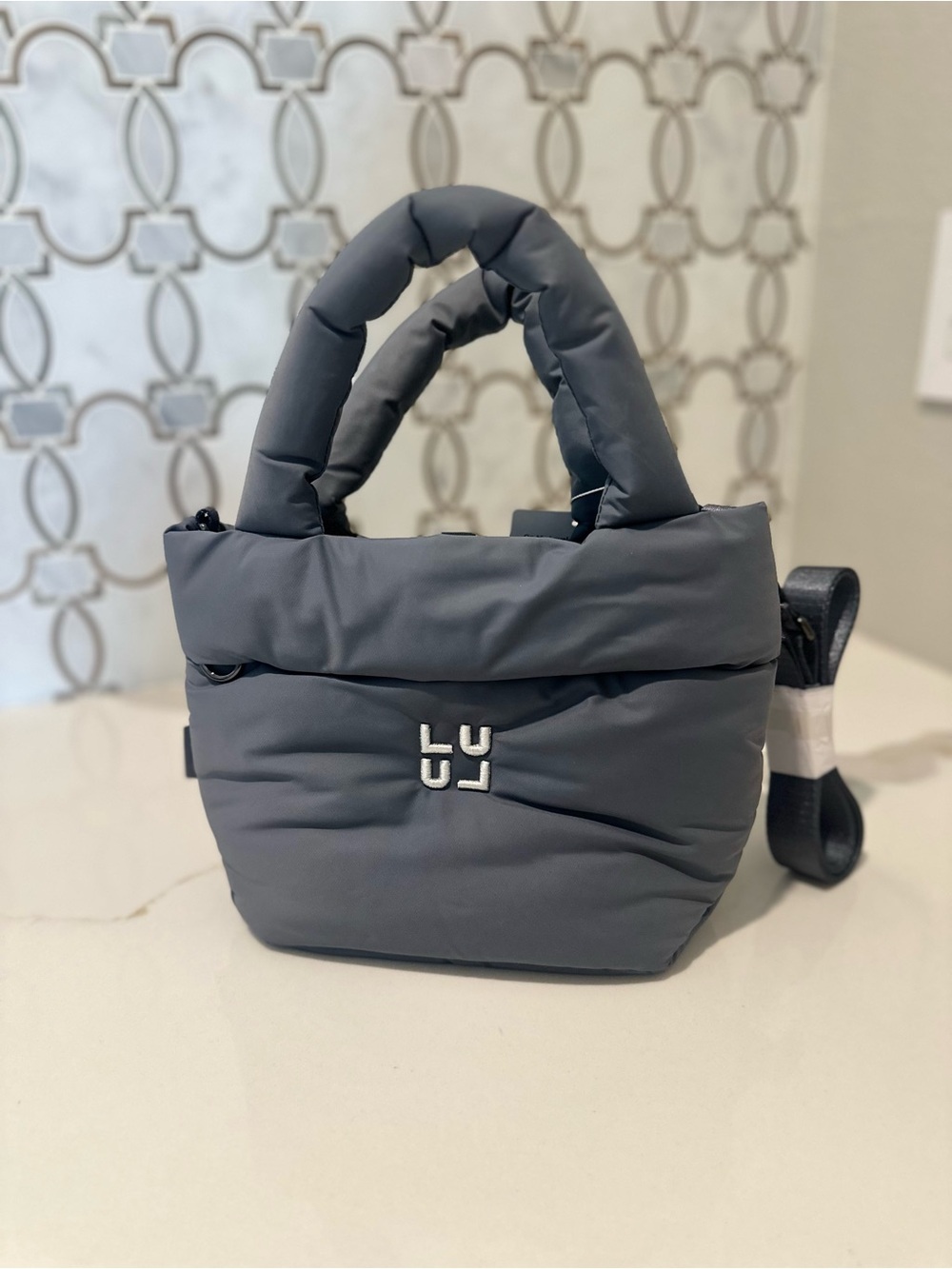 Lululemon On My Level Tote Bag Small 3L
Puffy Gray Gunmetal - Picture 2 of 6